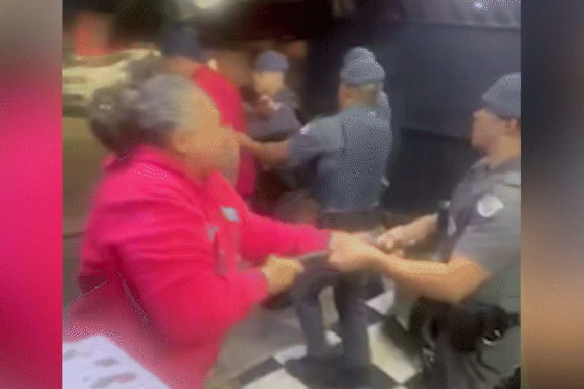 Vídeo: PM agride e machuca mulher de 63 anos em Barueri