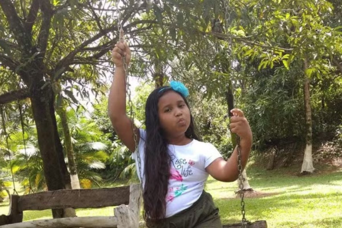 Menina de 12 anos morre baleada após traficantes atacarem praça pública no Rio