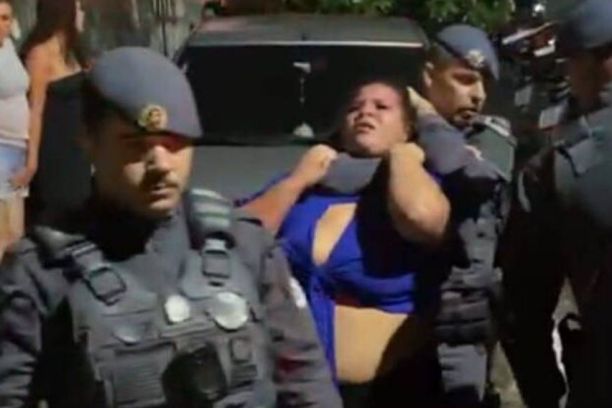 Vídeo: mulher é agredida com socos, chutes e mata-leão por PMs na zona sul de SP