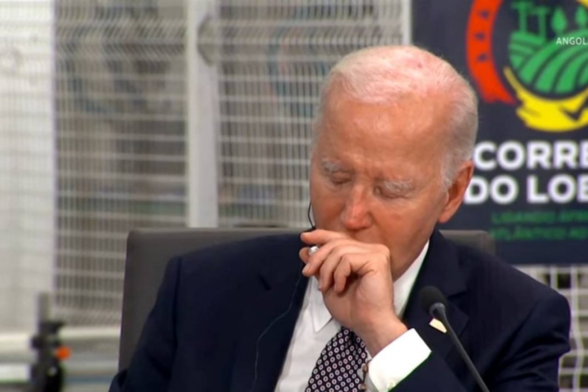 Vídeo: Biden é flagrado tirando uma soneca em encontro com líderes de Angola