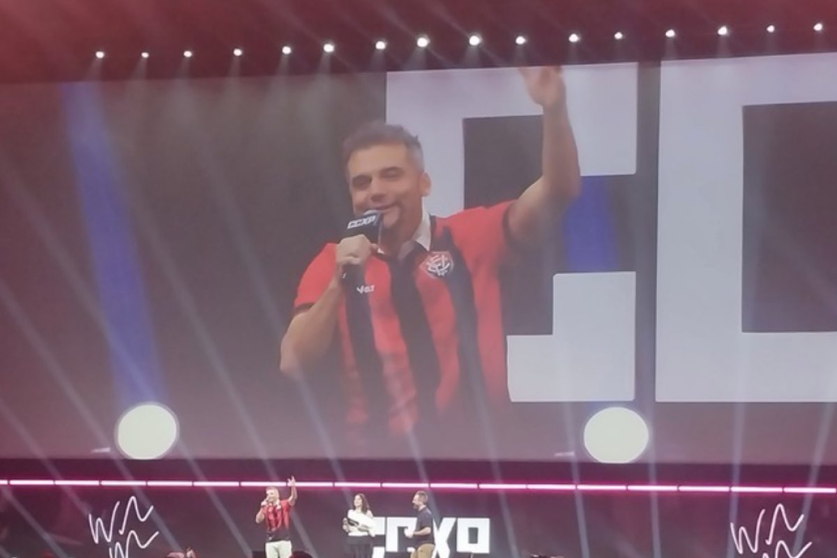 Vídeo: Wagner Moura é homenageado por elenco do Vitória