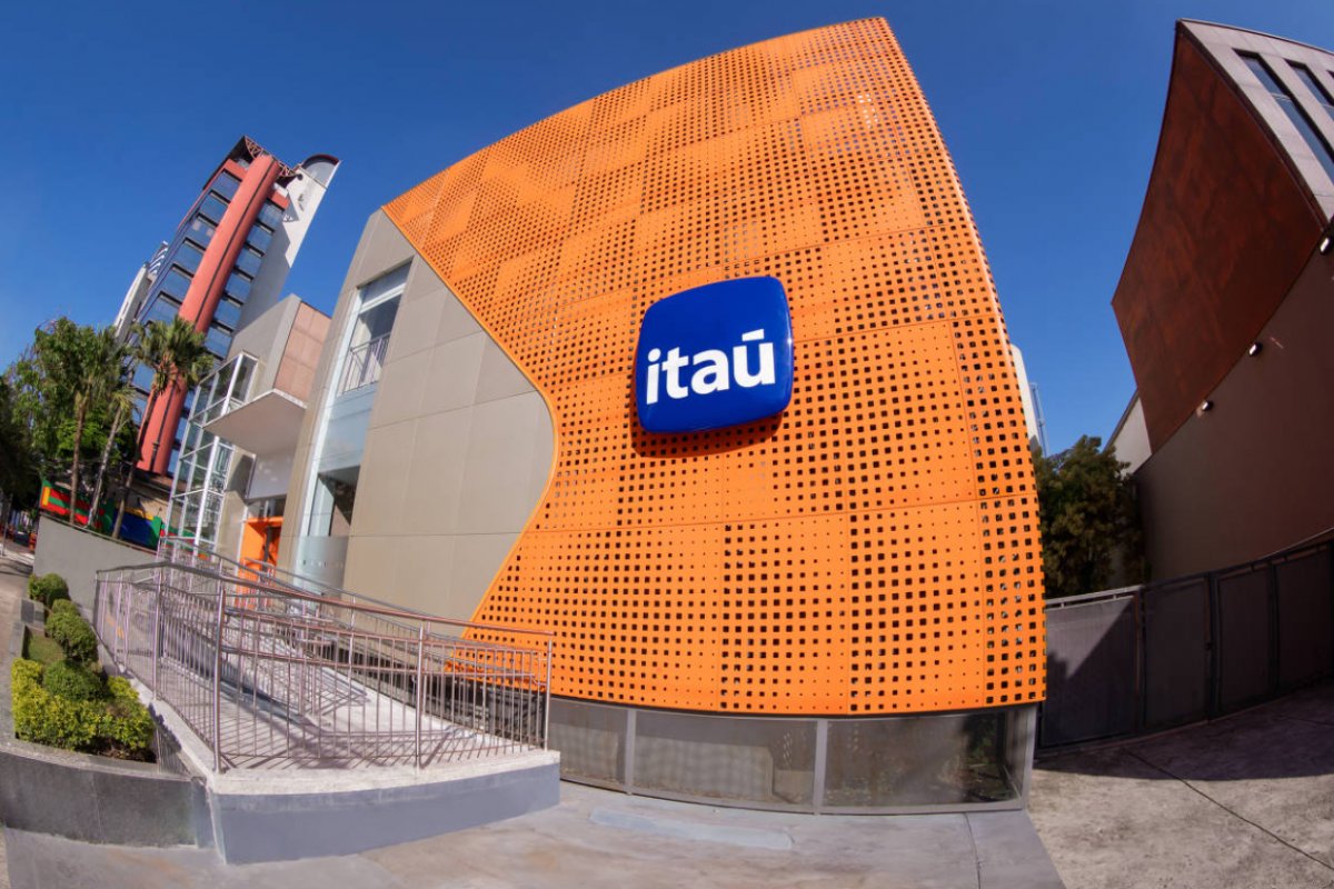 Itaú acusa ex-diretor de violar normas e comunica Banco Central