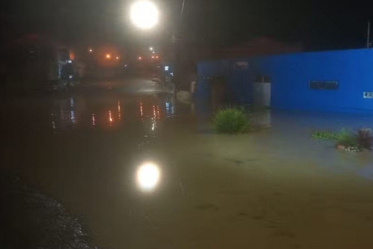 Enchente em Bom Retiro deixa 200 desalojados; resgates são realizados pelos bombeiros