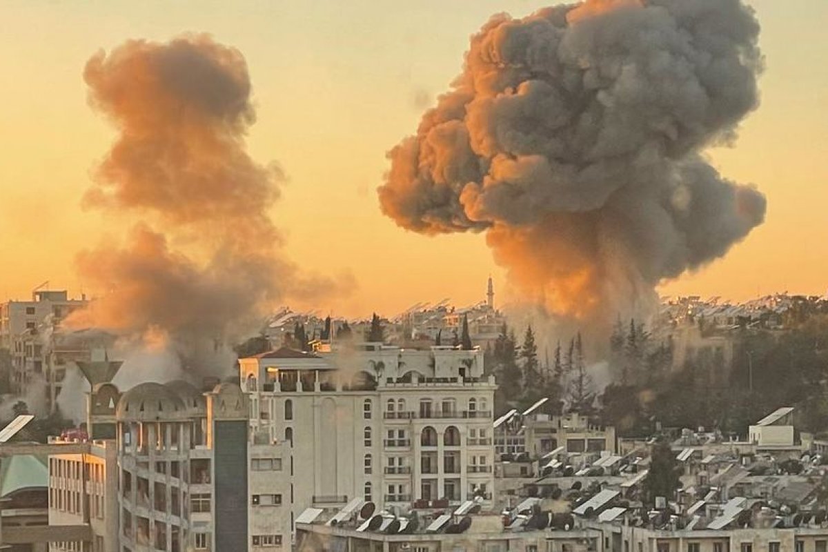 Rebeldes na Síria avançam sobre Homs ao mesmo tempo em que se aproximam de Damasco