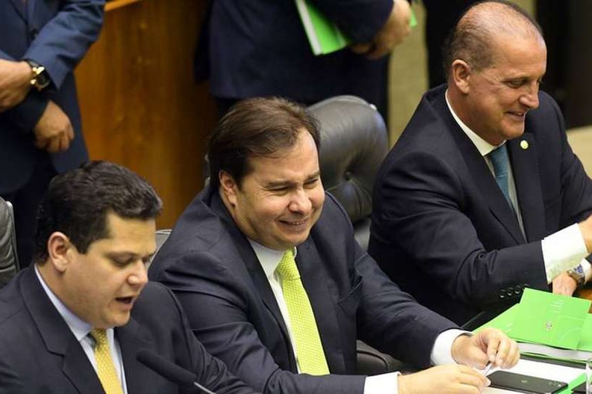 Servidores antigos são alvo de desentendimento entre Maia e Guedes