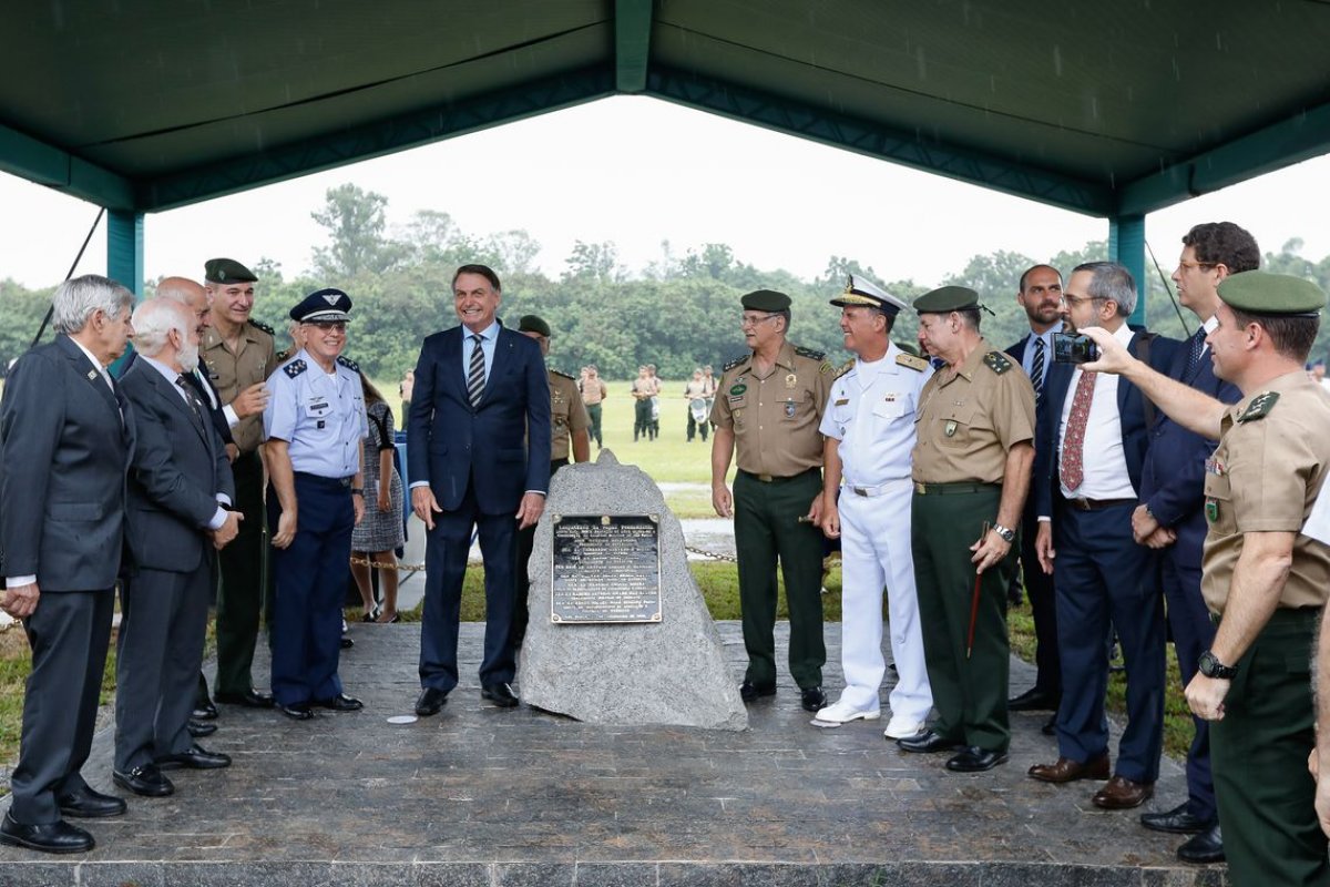 Bolsonaro lança pedra fundamental de colégio militar em SP