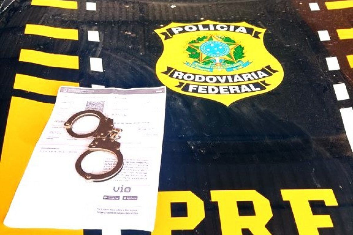 PRF flagra condutora com documentação falsificada na BR-324, em Simões Filho