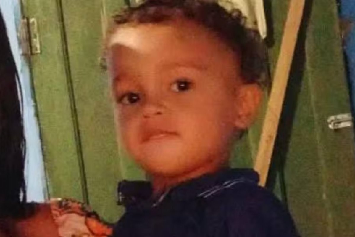 Corpo de menino de 2 anos que morreu em acidente de motocicleta é sepultado no sul da Bahia