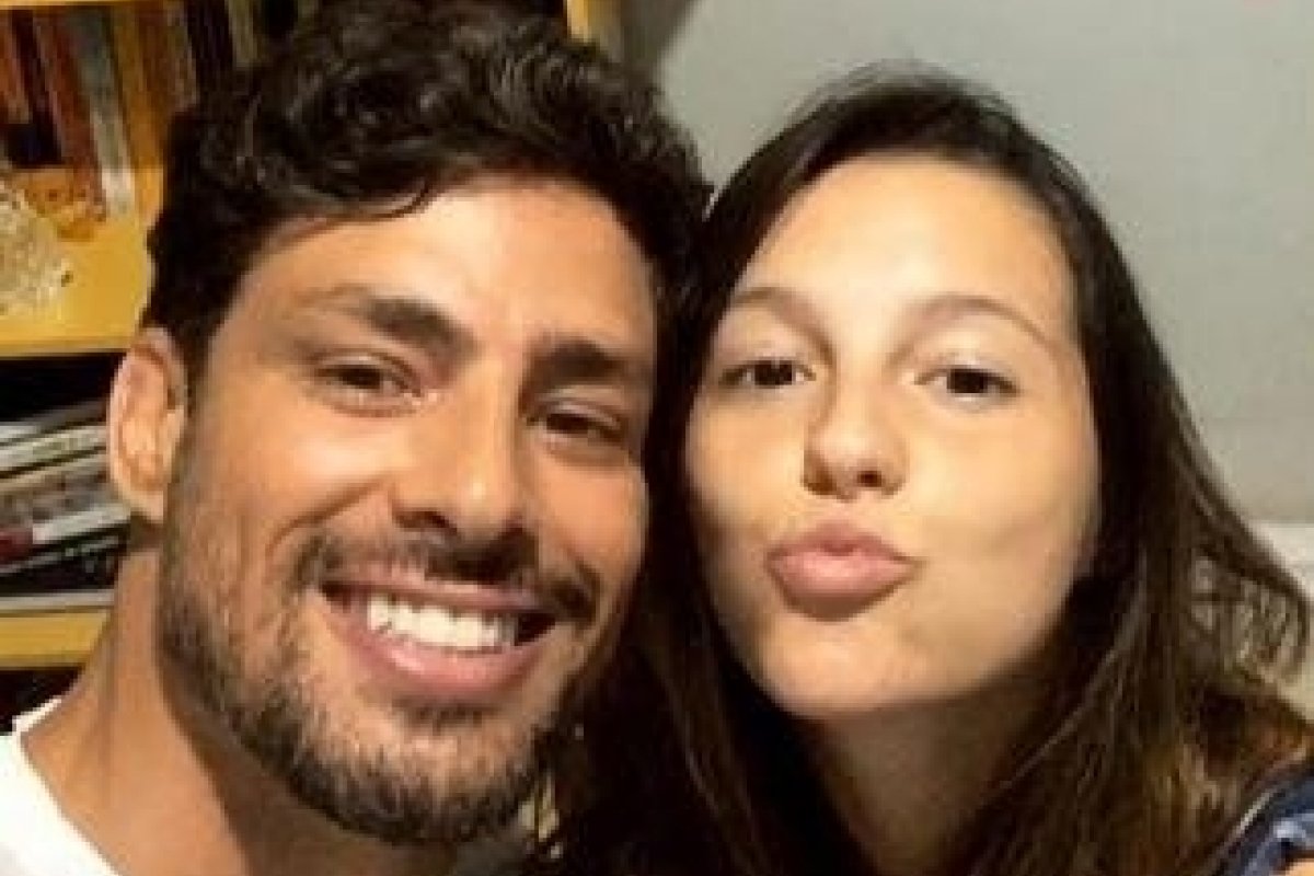 Cauã Reymond publica foto rara ao lado da irmã