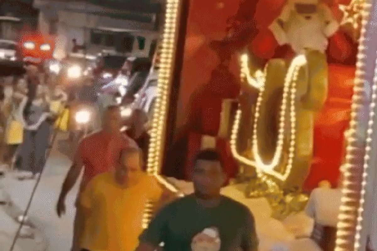 Vídeo: prefeito de cidade em Pernambuco escorrega em buraco durante caravana de Natal