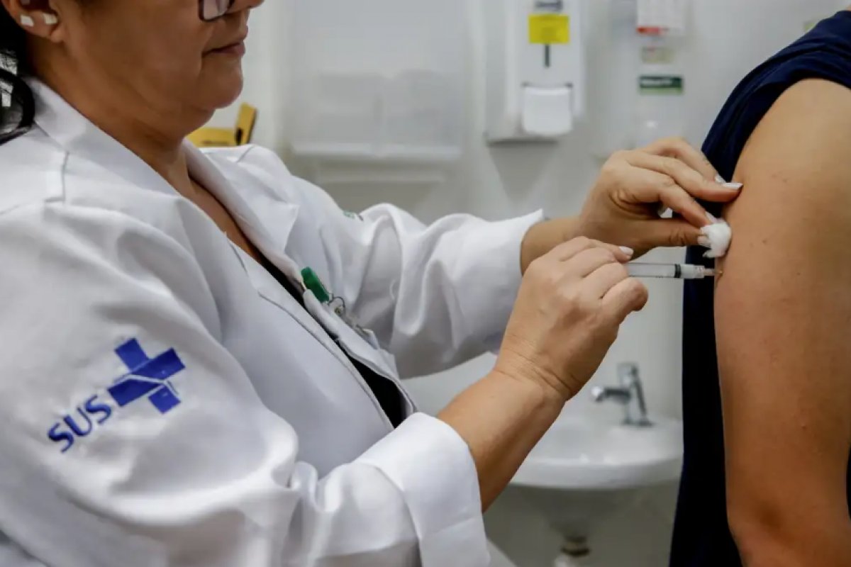 Ponto fixo de vacinação é instalado em shopping de Salvador