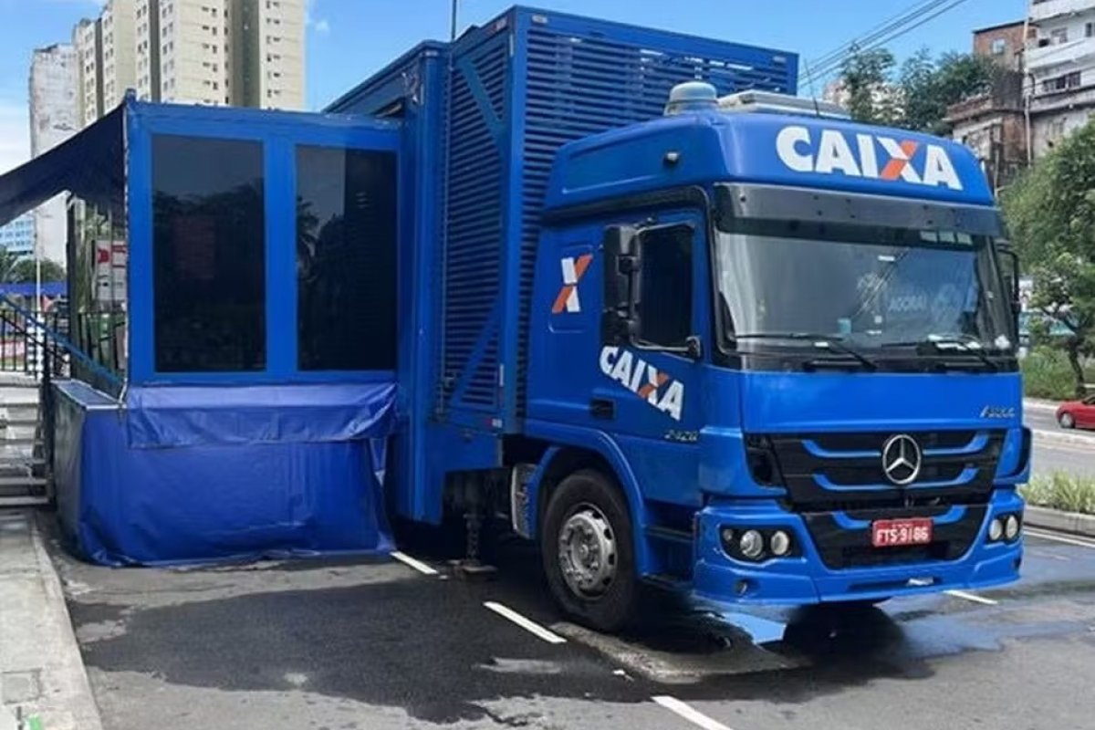 Caminhão da Caixa Econômica Federal oferece serviço de negociação de dívidas em Salvador