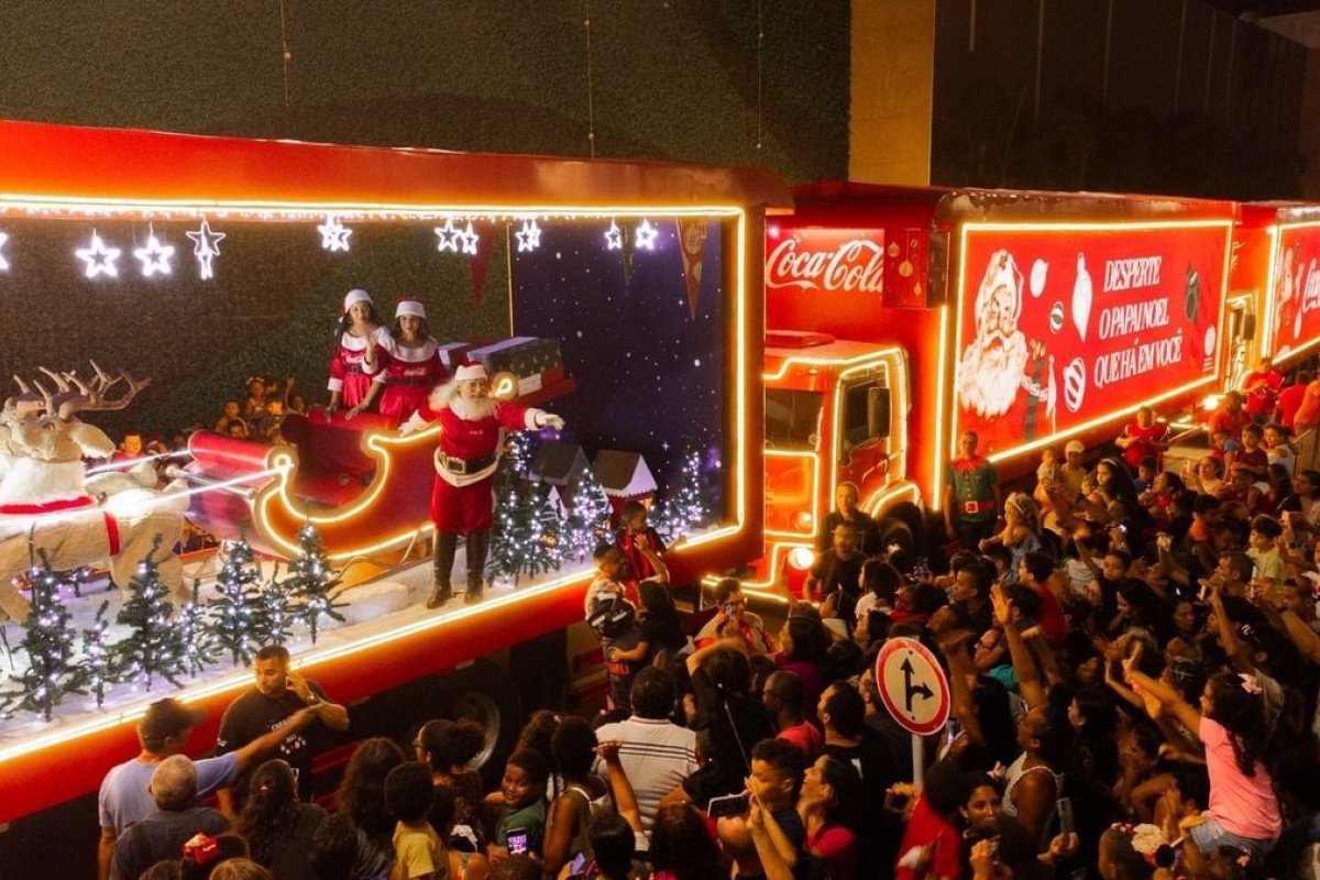 Vídeo: caravana da Coca-Cola termina com Papai Noel apedrejado no Subúrbio de Salvador