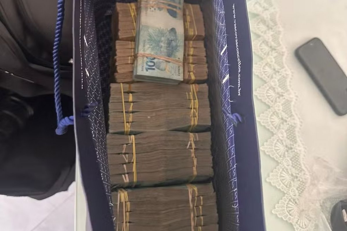 Vereador baiano jogou sacola de dinheiro pela janela antes de ser preso pela PF, diz colunista