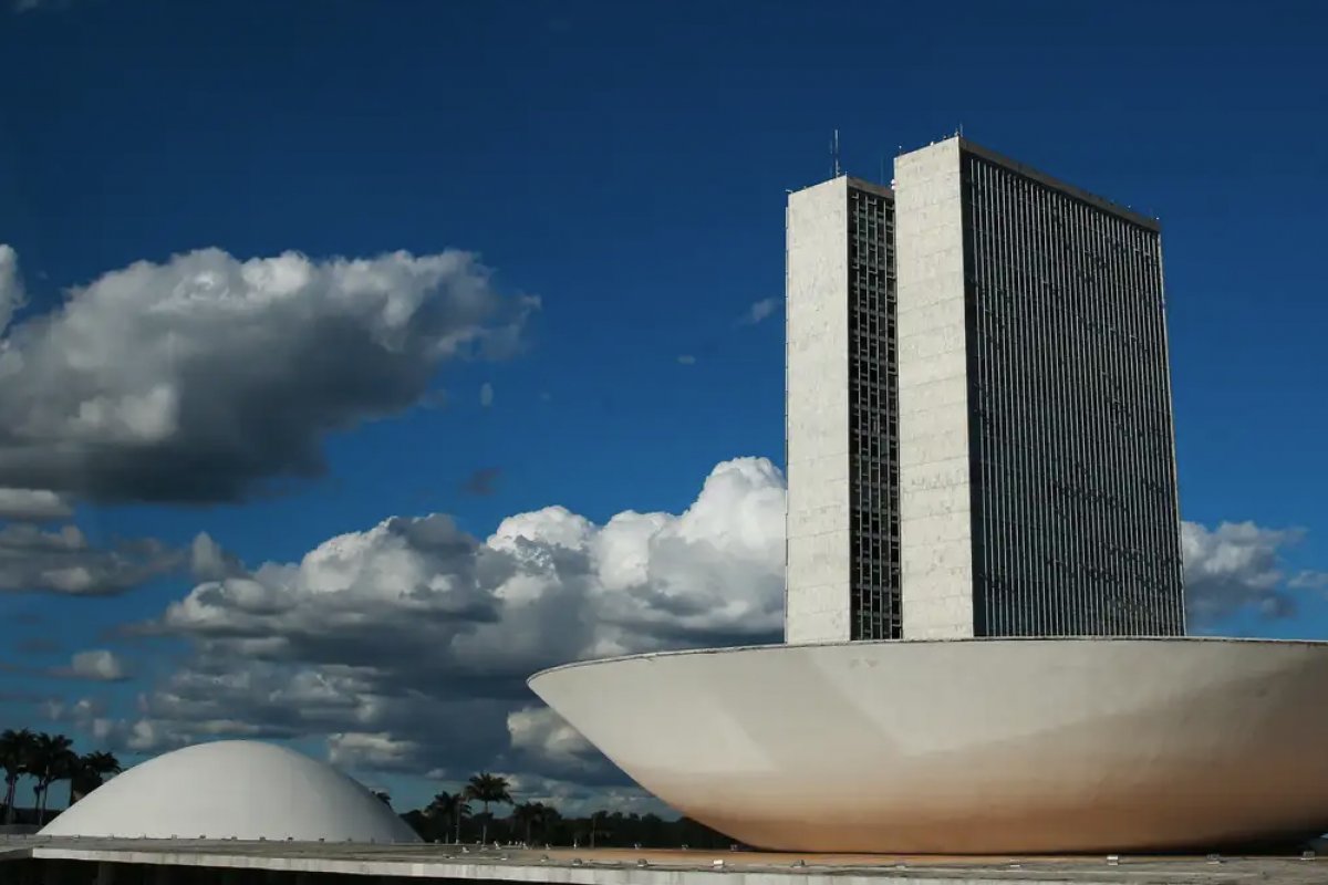 Homem tenta entrar no anexo da Câmera com munições de pistola e é preso em flagrante