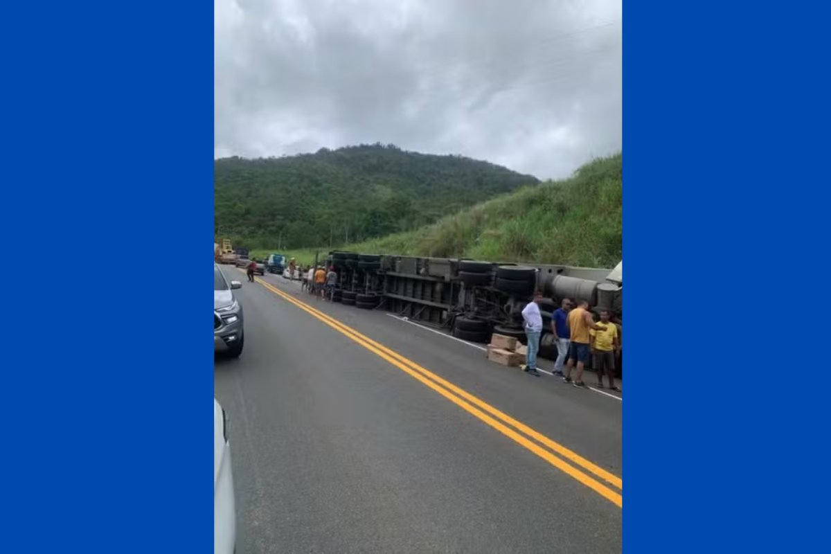 Motorista de carreta morre após pular de veículo para tentar escapar de acidente na Bahia