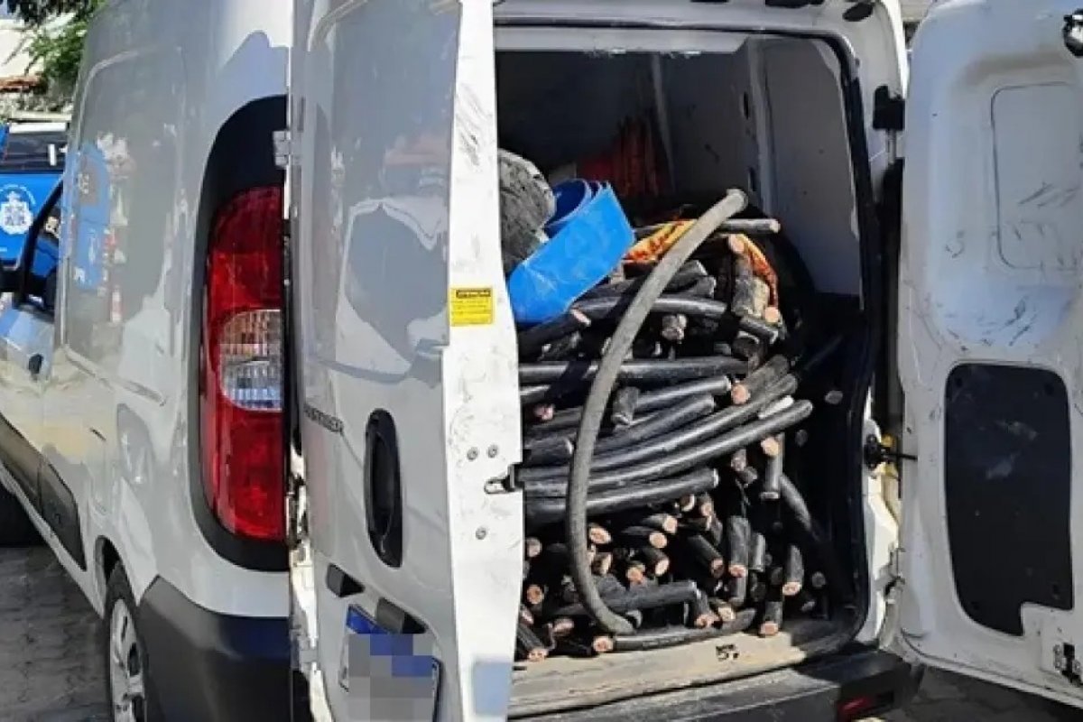 PRF apreende 500 kg de fios de cobre furtados na BR-116, em Feira de Santana