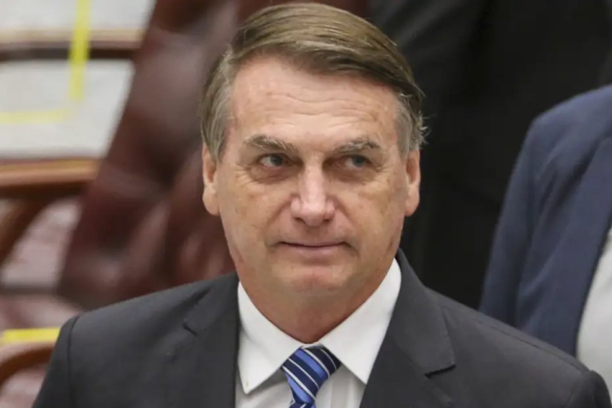Leis assinadas por Bolsonaro permitem que CAC tenha 152 armas em casa