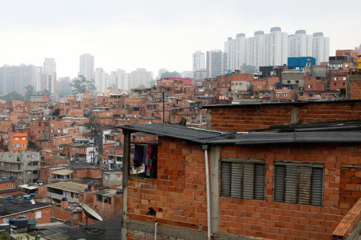 Brasileiros em moradias precárias somam 2,5 milhões, mostra Censo 2022 do IBGE
