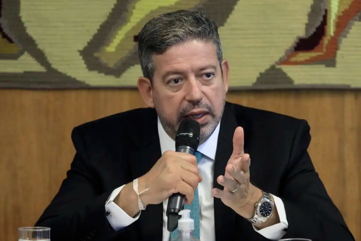 Lira afirma "esforço concentrado" após cancelar comissões da Câmara até dia 20