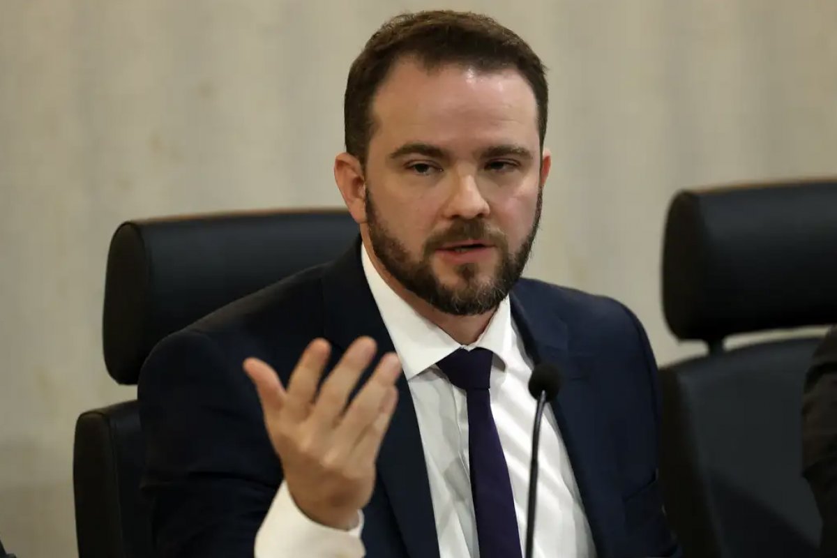 Medida Provisória não é descartada pelo governo para limitar salário mínimo em 2025, diz secretário