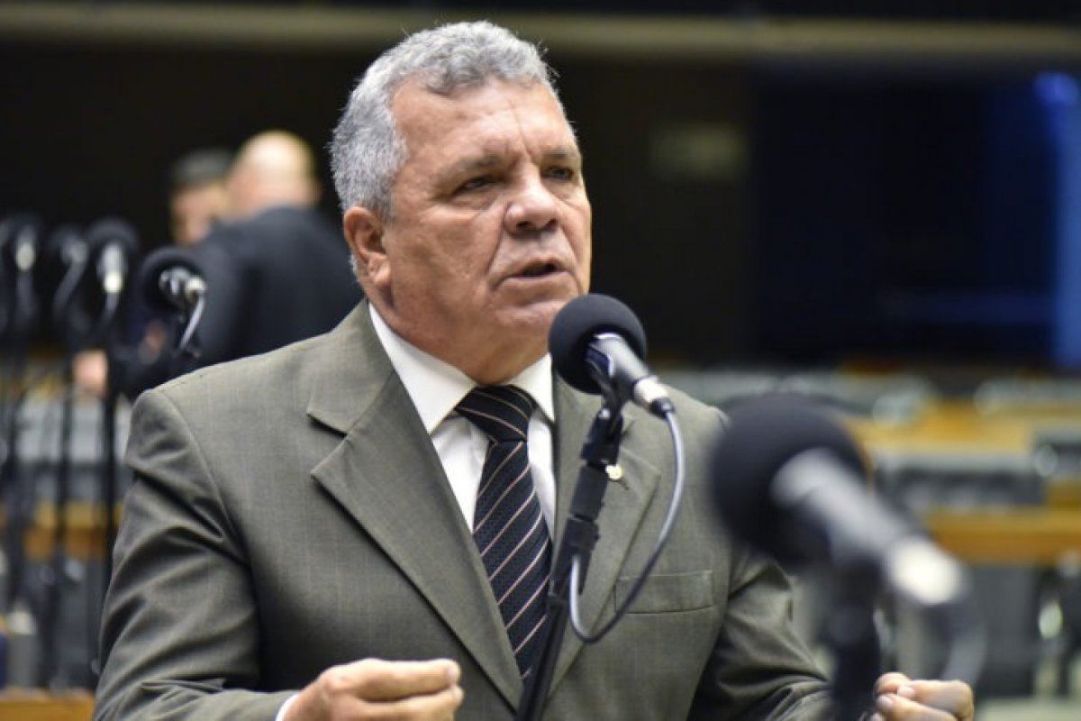 Vídeo: ‘Prefiro uma arma na mão do que um policial ao telefone’, dispara deputado federal do PL
