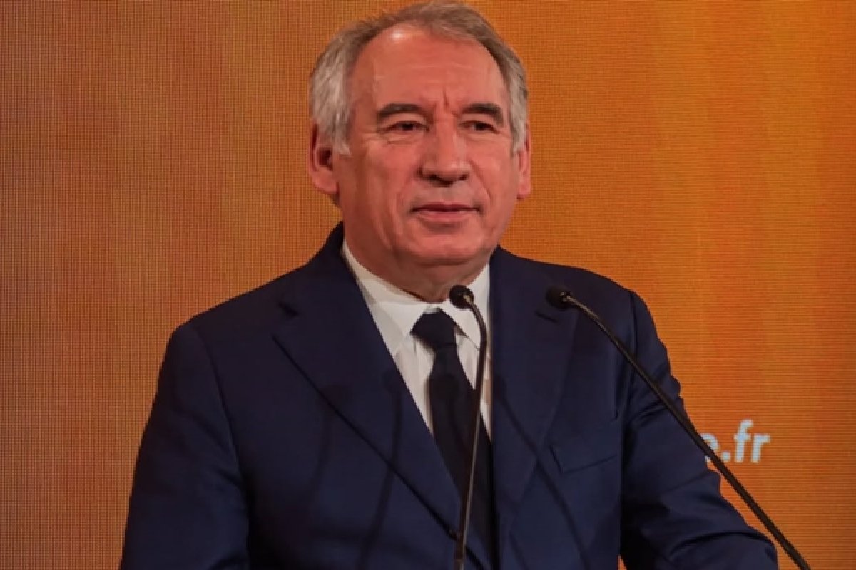 Macron nomeia François Bayrou como primeiro-ministro da França