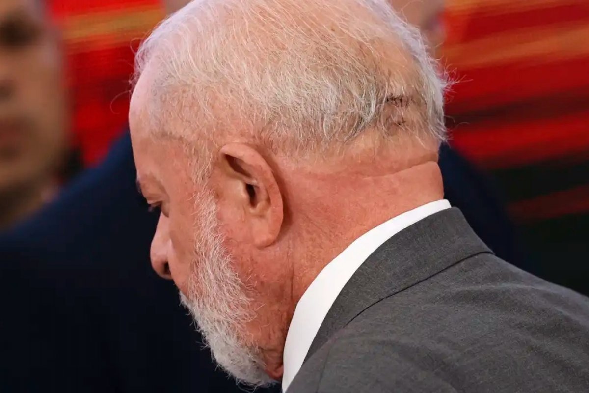 Lula está lúcido e sob cuidados semi-intensivos, diz boletim médico