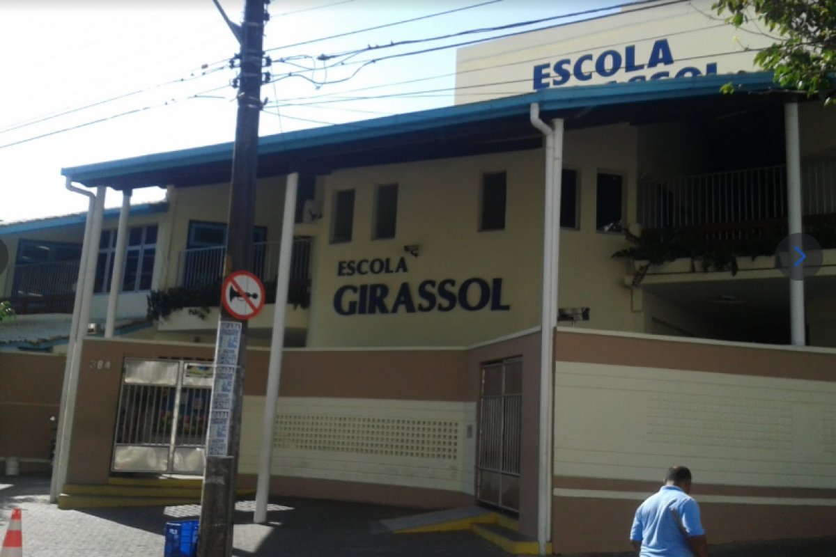 Parte do teto de escola desaba no bairro do Itaigara