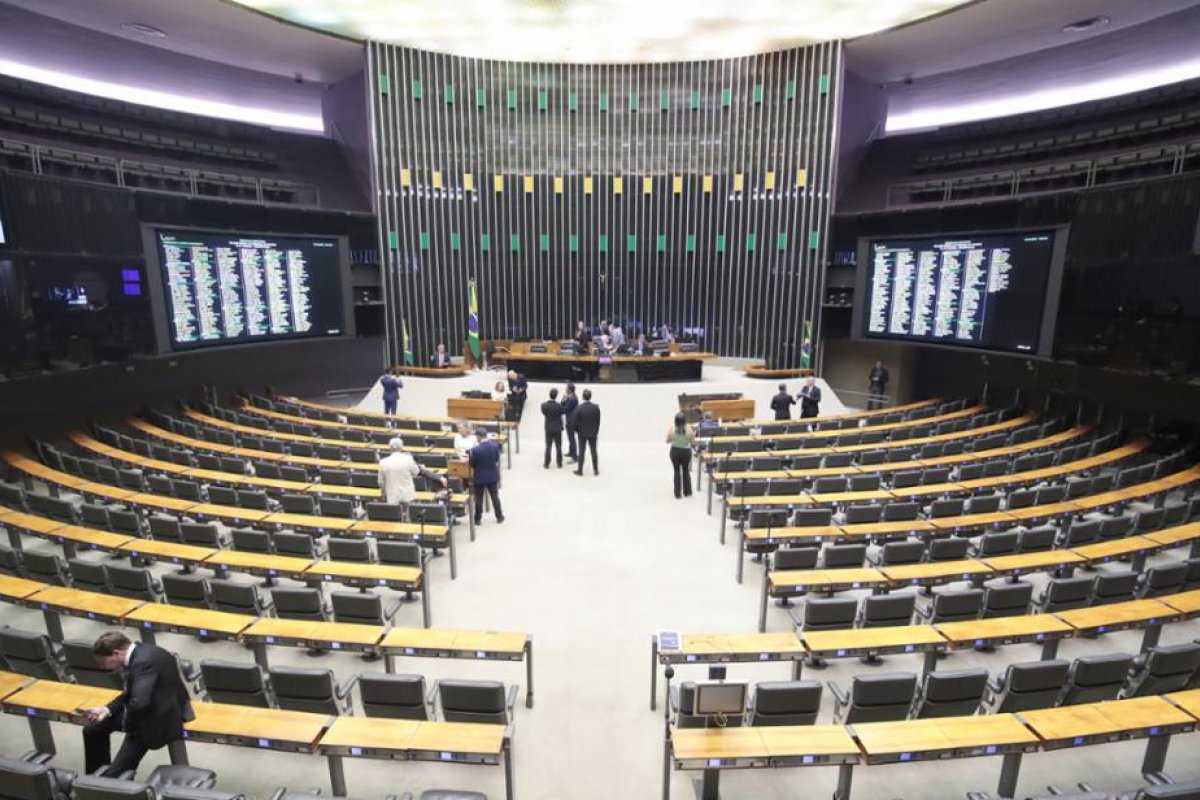 Câmara vai atrás de ex-deputados que deixaram dívidas ao fim de mandatos