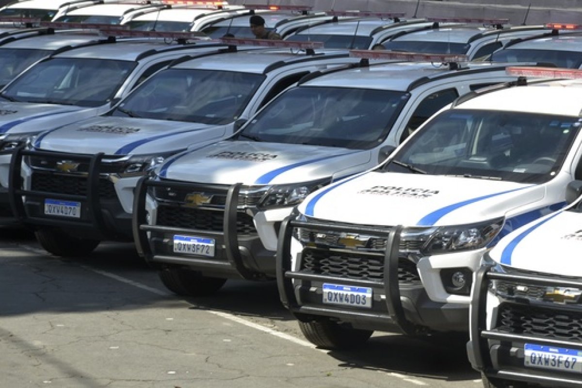 Homem joga garrafa em carro da PM e pede para ser detido para 'largar as drogas'