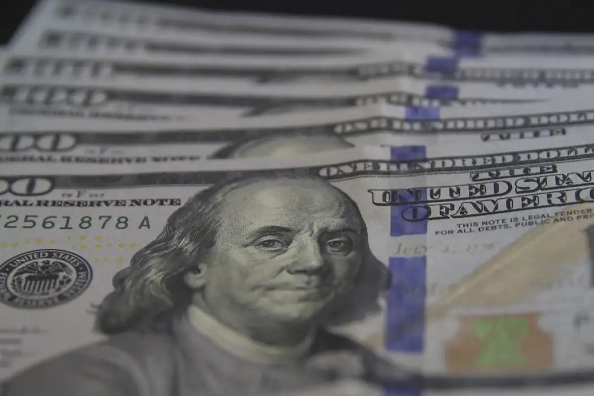 Banco Central leiloará US$ 3 bilhões na segunda-feira para conter o dólar