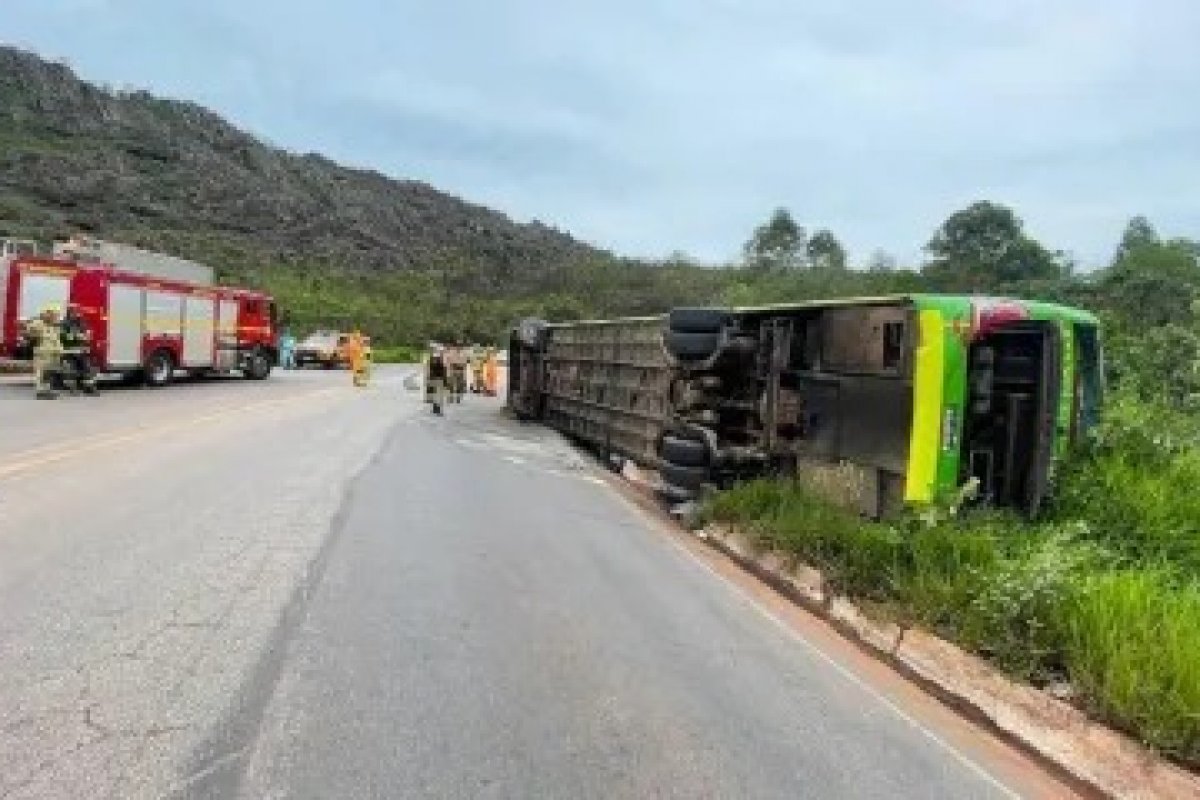 Ônibus de viagem tomba com 24 pessoas em Minas Gerais; 16 pessoas ficam feridas