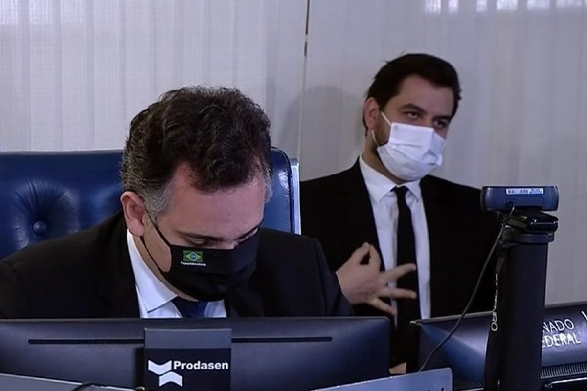 Filipe Martins, ex-assessor de Bolsonaro, é condenado por gesto supremacista branco