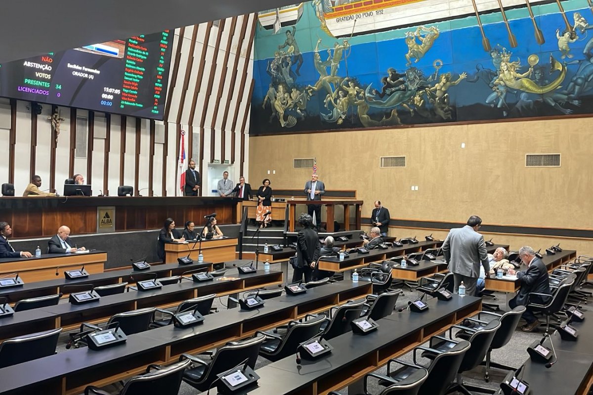 Em última sessão do ano, Alba tem mais de 10 ausentes, 'sermão' de Adolfo e pausa para confraternização