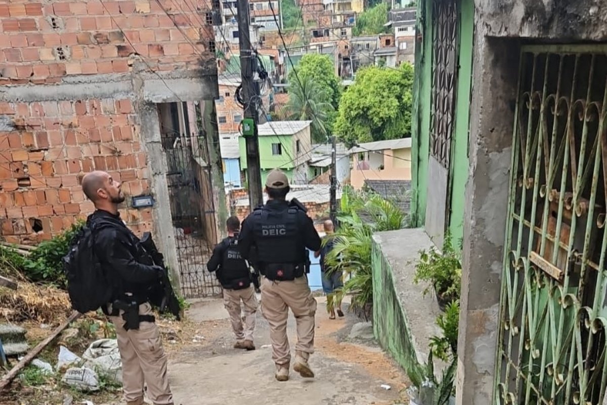 Polícia cumpre mandados em operação contra suspeitos de explodir caixas eletrônicos em Salvador