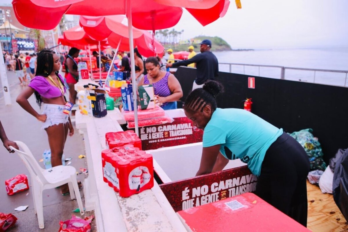 Prefeitura de Salvador inicia capacitação para 900 ambulantes que atuarão no Festival Virada Salvador 2025