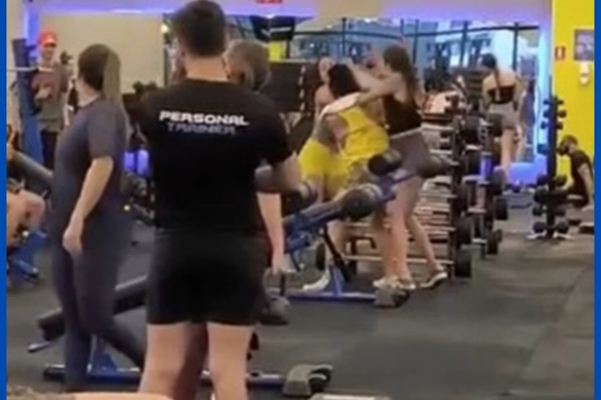 Vídeo: mulheres se desentendem por conta de revezamento em aparelho de musculação e trocam socos e chutes em academia de Goiás