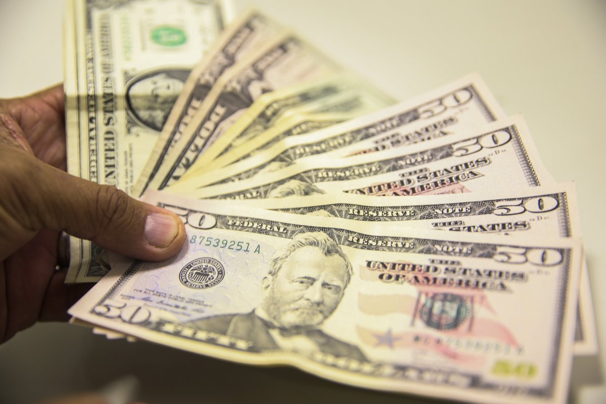 Dólar volta a bater R$ 6,20 em meio à tramitação do pacote de cortes no Congresso