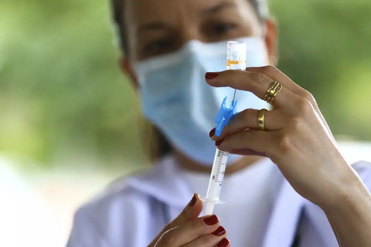 Covid: 28,8% dos brasileiros que foram contagiados pela doença ainda vivenciam sintomas