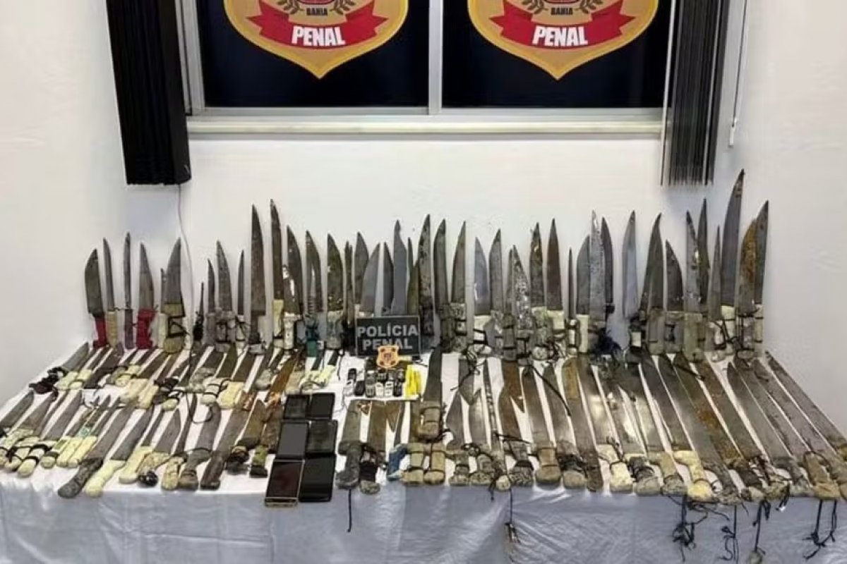 Polícia apreende 96 facas e facões em Conjunto Penal onde 16 detentos fugiram na Bahia