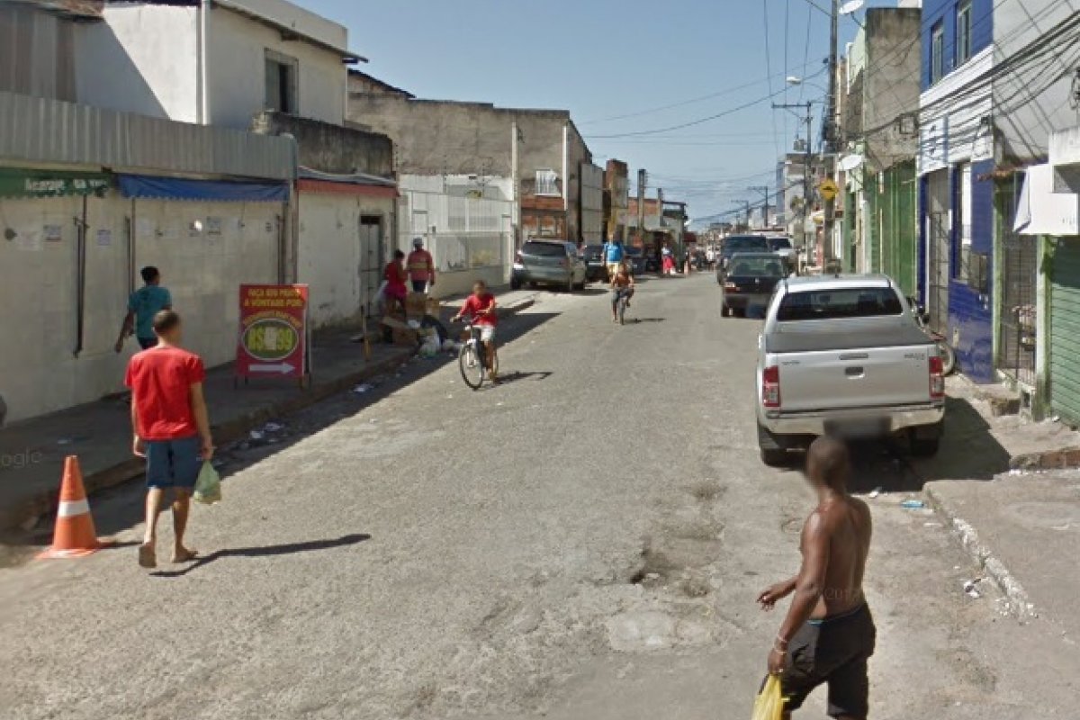 Incêndio atinge imóvel no bairro do Cabula, em Salvador