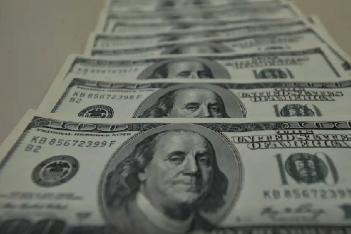 Dólar chega a R$ 6,30 e recua com leilões de US$ 8 bilhões do Banco Central