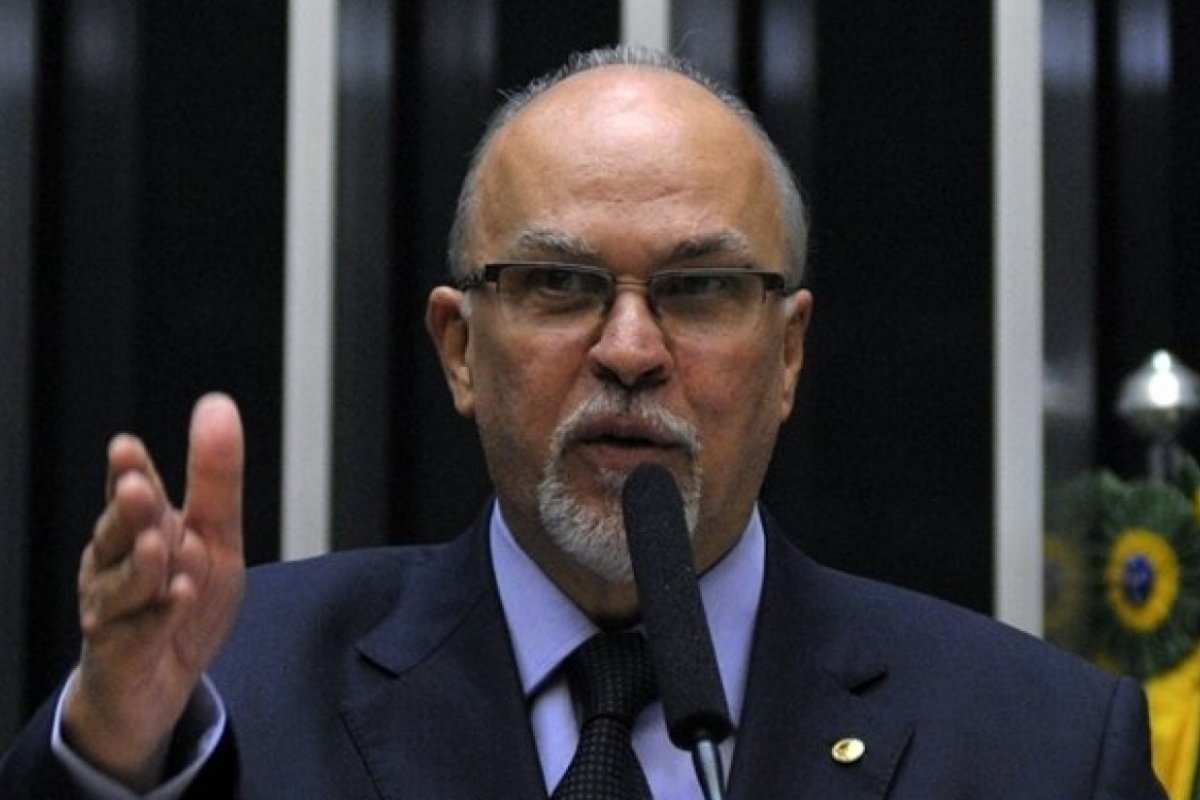 Mesmo após decisão de afastamento, Mário Negromonte segue atuando no TCM