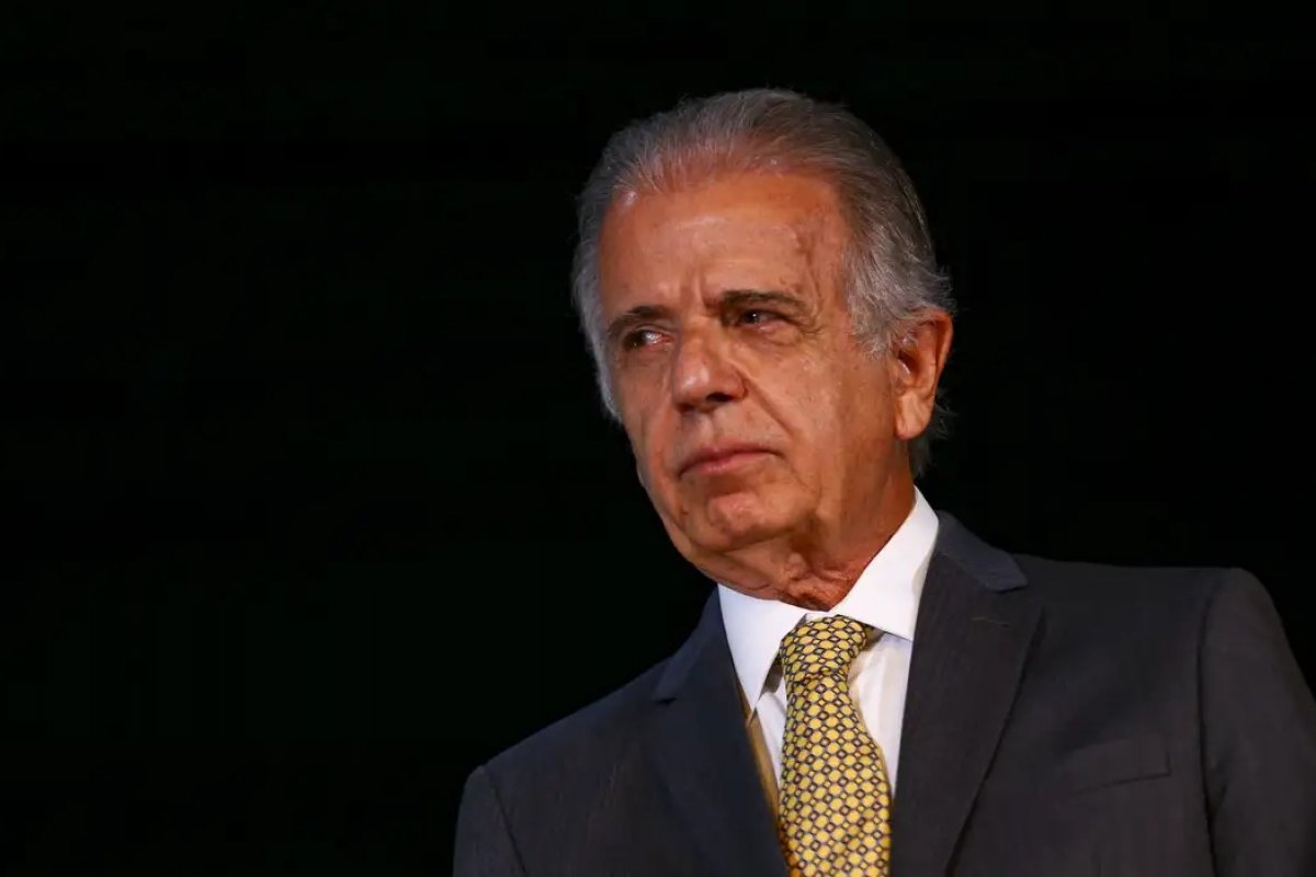 José Múcio comunica a Lula intenção de deixar ministério da Defesa