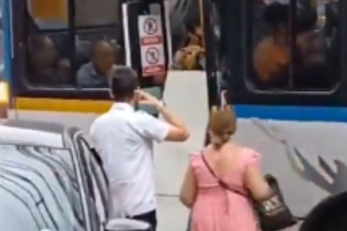 Vídeo: homem é flagrado tentando entrar com geladeira em ônibus lotado no Rio