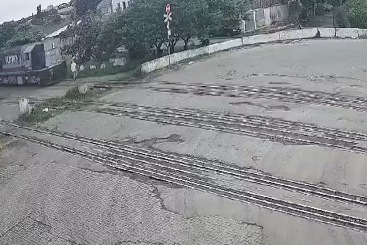 Vídeo: idoso de 78 anos sobrevive após ser atropelado e arremessado por trem no Paraná