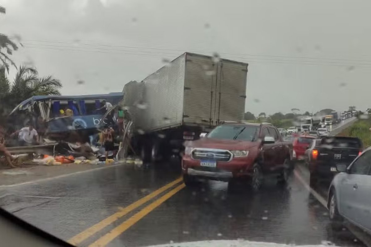 Vídeo: acidente entre caminhão baú e ônibus deixa duas pessoas mortas e outras 30 feridas na Bahia