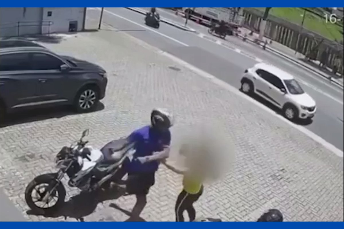 Vídeo: homem arrasta ex-namorada pelos cabelos e a agride com diversos socos e chutes; vítima foi surpreendida no local de trabalho em São Paulo