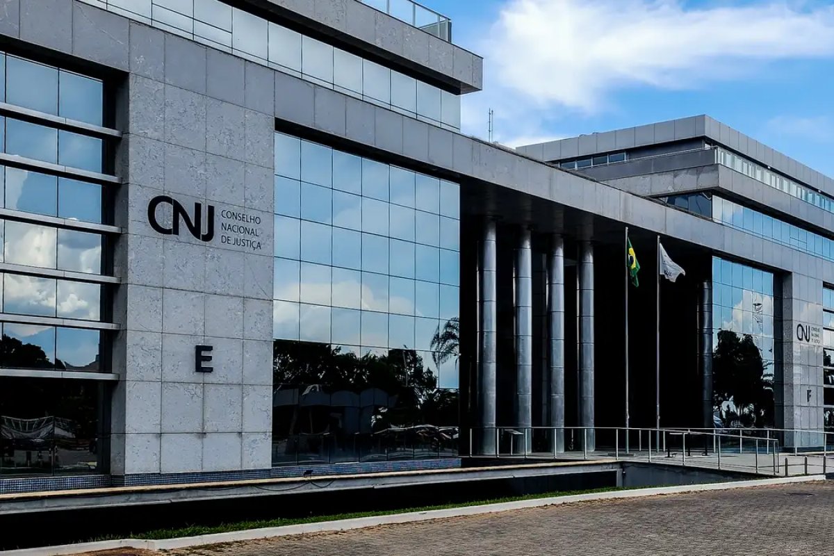 CNJ suspende pagamento de auxílio-alimentação de R$ 10 mil para juízes